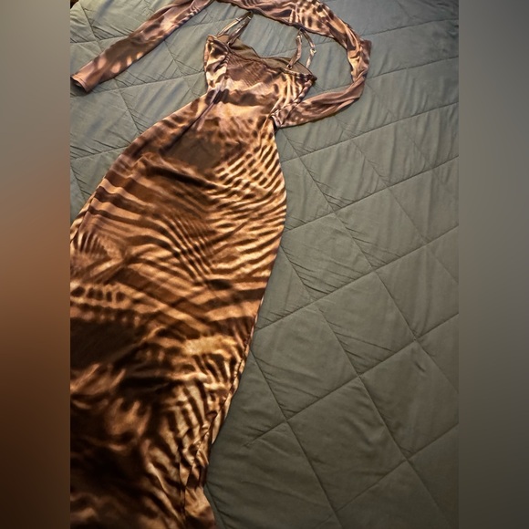 Elegant Brown Patterned High Slit Dress With Shawl - Picture 7 of 10